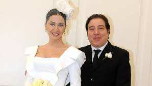 Sergen yalçın evli mi diye merak eden izleyiciler kimle evli olduğunu merak etmektedirler. Fazil Say In Esi Ece Dagistan Kimdir Kac Yasinda Nereli