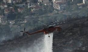 Η φωτιά τώρα έχει φύγει από εκεί, πέρασε απέναντι στην μητροπολίτου και έχει μπει στο κόκκινο χωράφι καίει δάσος αυτή την ώρα. 6epn Zzylmqnjm