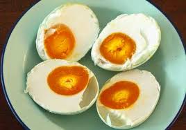 Dalam 100 gram telur bebek terkandung sekitar 185 kkal energi, sementara pada telur ayam adalah 149 kkal. Inilah Alasan Mengapa Telur Bebek Selalu Digunakan Dalam Membuat Telur Asin Kometoday Com