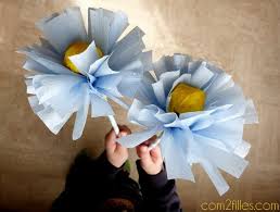 Empilez quatre feuilles de papier de soie ou crépon. Diy Enfant Des Fleurs En Papier Crepon