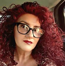 Iar când ți-e dor, știi, uneori, mai scrie-mi. Nu trebuie neapărat să-mi și  trimiți. Eu am să știu, așa cum o femeie știe, Când ea există-n alte  gânduri, alte minți. Când ți-amintești