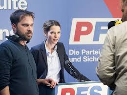 He appeared in more than eighty films since 2003. Polizeiruf Tv Kommissare Anneke Kim Sarnau Und Charly Hubner Kampfen Gegen Die Afd Berliner Kurier De