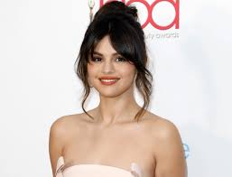 Selena gomez called in to apple music on friday (april 10) alongside julia michaels and justin tranter to chat about writing her new single boyfriend. Selena Gomez Has A Theory About Why Guys Won T Date Her