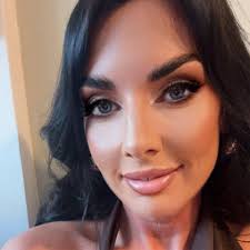 Hi. Is there any mobile hairdressers out there that can do wedding hair