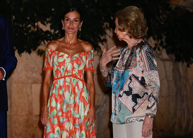 La reina Letizia y doña Sofía, complicidad y risas en su encuentro en  Mallorca - Chic