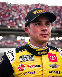 James Eye (@JamesEy21353510)