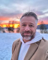 The sun rises and I am reminded how we have the ability to outshine all we  deserve! It's especially an amazing experience to spend this moment with my  family and my father. #