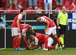 سقط لاعب وسط منتخب الدنمارك، كريستيان إريكسن، يوم السبت، خلال مباراة فريقه مع فنلندا التي حسمت اللقاء بهدف في ظهورها الأول ببطولة أمم أوروبا 2020. Oqx8lhr2tfdjm