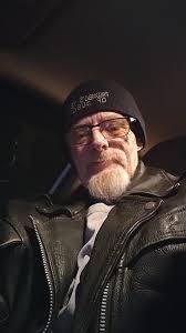 Thank you for accepting me into your group, let me introduce myself, it is  Michael, I am 40 years old and I live in France.