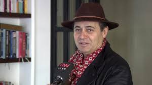 Müzik dışında iş dünyasındada yer alan ayhan sicimoğlu bir ara tekstil işi ile uğraşmıştır. Acaba Kimle Evli Diye Cok Merak Ettiginiz Unlulerin Esleri Son Dakika Magazin