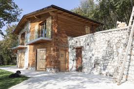 Le aziende che realizzano abitazioni prefabbricate in legno, di varia tipologia e dimensioni, con legnami di assoluto pregio. Casa Moderna In Legno Case Prefabbricate Trentino