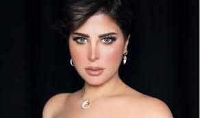 شمس أو كما تعرف بلقب شمس الكويتية واسمها الكامل شمس بندر نايف الأسلمي. Ø´Ù…Ø³ Ø§Ù„ÙƒÙˆÙŠØªÙŠØ© ØªØ³ØªØ¹Ø±Ø¶ Ø£Ù†ÙˆØ«ØªÙ‡Ø§ ÙÙŠ Ø§Ø·Ù„Ø§Ù„Ø© Ø¬Ø±ÙŠØ¦Ø© Ø¨Ø¹Ø¯Ù…Ø§ Ø£Ø¹Ù„Ù†ØªÙ‡Ø§ Ø£Ø­Ø¨ Ø£Ù„Ø¨Ø³ Ù…Ù† ØºÙŠØ± Ù‡Ø¯ÙˆÙ…
