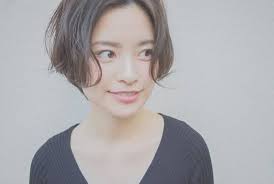 女っぽいショートヘア 集めました 今旬オーダーカタログ キナリノ 丸顔 ヘアスタイル ヘアスタイル ショートカット 丸顔