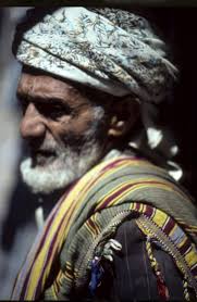 الملك سعود بن عبد العزيز آل سعود في صنعاء يزور قبر الإمام المتوكل على الله  يحيى حميد الدين بمعية الأمير سيف الإسلام الحسن وعن يساره الأمير سيف الإسلام  محمد البدر وعن يمين