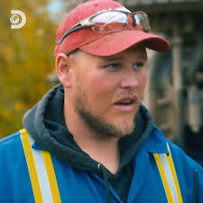 Tony Beet’s 10-tonne side dumper is hanging off a 15-foot drop...a REAL  cliffhanger 😳💰 #GoldRush