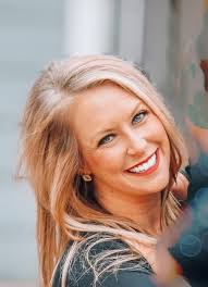 Leah Comer's Instagram, Twitter & Facebook