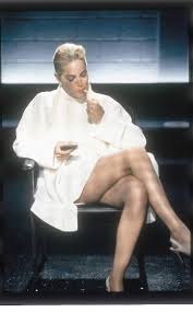 원초적본능 3 3, 영화 역사상 최고의 팜므파탈 원초적 본능 1992, basic instinct scene, 남편이 없을 때마다 남편 상사의 욕구를 채워주게 되는 그녀 결말포함, 너무 충격적이라 관객이 기절하고. 14ë…„ë§Œì— ì›ì´ˆì ë³¸ëŠ¥2 30ì¼ ê°œë´‰