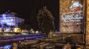 Una grotta in marmo rosa che i bambini visitano ogni anno. La Case Di Babbo Natale Piu Belle