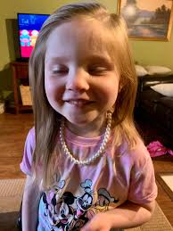 Ava's haircut: new style at the gallery?