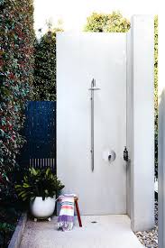 Weisser Sichtschutz Fur Eine Gartendusche Eine Wand Aus Grunen Kletterpflanzen Kleiner Stuhl Mit Einem Tuc Gartendusche Gartendusche Selber Bauen Sichtschutz