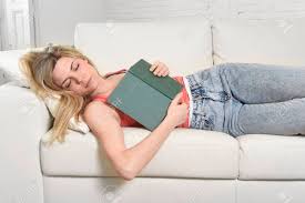 Egal ob groß, platzsparend, bequem oder funktional.die. Jungen Schonen Kaukasischen Frau Schlafen Wahrend Auf Heimischem Couch Oder Einem Sofa Suchen Glucklich Und Entspannt In Kultur Konzept Und Lifestyle Liegen Bequem Buch Oder Studieren Lesen Lizenzfreie Fotos Bilder Und Stock