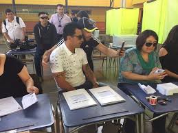 A pesar de que fue esperado por sus compañeras de mesa, el goleador albo no apareció. De Locos Hinchas Saturan La Mesa De Votacion Donde Esteban Paredes Es Vocal La Roja Deportes