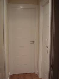 Un estilo de puertas sencillas de tambor en color blanco ayudan a los espacios que cuentan con poca iluminación natural. Decoracion Puertas Blancas Modelos De Puertas Puertas Interiores Blancas