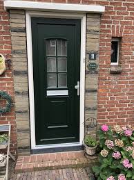 gezellige entree in jaren 60 woning ramen en deuren voordeur ramen
