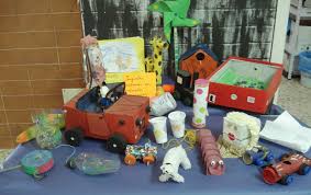 Debido a la temática material reciclable, los juegos pueden realizarse en cualquier asignatura y servir de excusa para que los niños salgan y hagan algo diferente. Todos A Jugar Fiesta Del Reciclaje Juegos Y Juguetes Con Material Reciclado