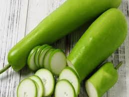 वेट लॉस से लेकर स्किन को ग्लोइंग बनाने तक, इतनी फायदेमंद है घीया lauki  khane ke kya fayde in hindi From weight loss to glowing skin know benefits  of gourd, हेल्थ टिप्स -