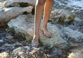 足と足を裸で水遊び の写真素材・画像素材. Image 2006215.