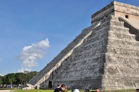Chi' ch'e'en (boca del pozo) its ja' (de los brujos del agua)) es uno de los principales sitios arqueológicos de la península de yucatán, en méxico. Serpiente En El Castillo Piramide Chichen Itza Mapio Net