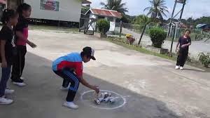 Ia sama seperti permainan baling tin cuma ditukar kepada selipar. Permainan Baling Tin Youtube