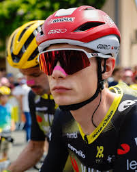 ???????? #TDF2025 Pink nose strips = fashion, right Victor? ???? A tribute to the  Giro d'Italia win, turned into a Tour de France stage win! ????