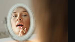 Cosa comunica davvero il trucco di una donna. Lo studio