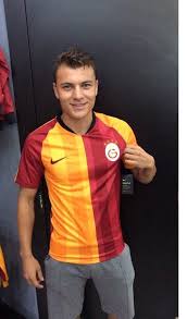 Galatasaray forması da giyen oyuncuya teklif yok. Yusuf Erdogan Galatasaray Formasi Giydi