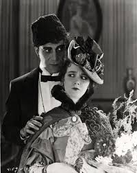 El fantasma de la ópera (le fantôme de l'opéra) es una novela gótica de gastón leroux, publicada en marzo de 1910 (tras aparecer serializada en le gaulois de septiembre de 1909 hasta enero de 1910). The Phantom Of The Opera 1925 Film Wikiwand