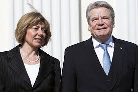 Mitarbeiter hatten gauck und lebensgefährtin daniela schadt zuvor im schloss ein apfelbäumchen geschenkt. Das Neue First Couple Bundesprasident Gauck Und Partnerin Schadt Bilder Rhein Zeitung