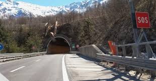 Con una spettacolare esplosione prende il via la ricostruzione del viadotto fornaca sulla a24. Autostrada A24 Chiusure Notturne Traforo Del Gran Sasso In Direzione L Aquila Roma Ultime Notizie Di Cronaca Abruzzo Abruzzoweb