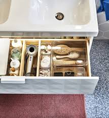 Badmobel Sets Aus Badezimmerschrank Mit Schubladen Und Weissen Fronten Mit 3d Relief Ikea Badezimmer Ikea Badezimmer