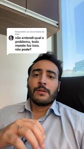 Empresário, jamais aceite essa condição. Não assinar a carteira de trabalho  do funcionário pois ele está recebendo algum benefício e não quer perder, é  furada! , Depois ele te coloca na justiça ...