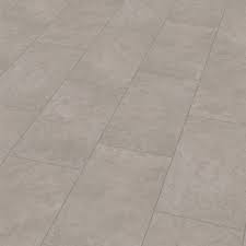 Idéal en rénovation, le carrelage à clipser se pose sans colle ni joint. Wineo 400 Stone Dalle Pvc Clipsable Vision Concrete Chill