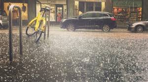 Disagi e allagamenti nelle province di milano, pavia, bergamo e nel varesotto Piovono Arance Di Ghiaccio La Grandine Sfonda Vetri E Danneggia Le Auto