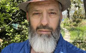 EU. Hombre muere mientras esparcía las cenizas de su padre| Telediario  México