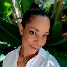 Shannon Thomson's Instagram, Twitter & Facebook