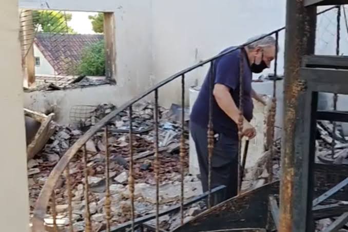 Τάσος Χαλκιάς: Ψάχνει μέσα στις στάχτες του σπιτιού του – Το συγκλονιστικό  βίντεο του γιου του | AlphaTV