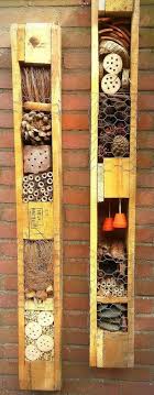 Schonmal Von Einem Insektenhotel Gehort Lesen Sie Schnell Welchen Mehrwert Dies Fur Ihren Garten Haben Kann Diy Bastelideen Insectenhotel Tuin Tuin Pallet