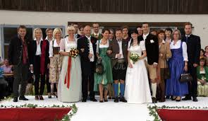Auch am buffet eurer dirndl hochzeit dürfen typische traditionelle köstlichkeiten natürlich nicht letztere können vielfältig eingesetzt werden. Dresscode Tracht Denn Trachtig Liegt Voll Im Trend