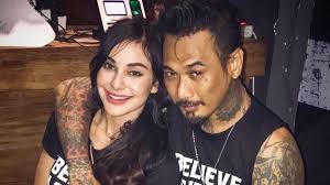 Melalui akun media sosialnya, nora tampak begitu bahagia karena bisa berkumpul kembali dengan. Video Jerinx Bermesraan Dengan Nora Di Mobil Tahanan Beredar Ini Kata Kejaksaan