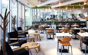 Ce grand bâtiment situé à l'extrémité du pont neuf estl' un des quatre bâtiments du grand magasin la samaritaine. La Samaritaine Impact